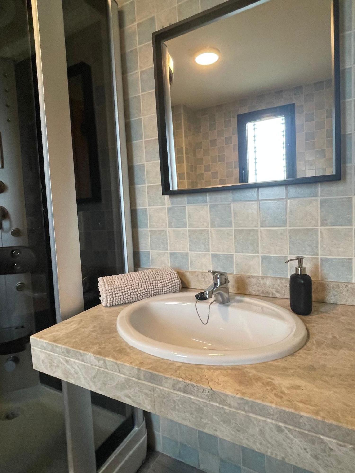 Stelarium-Suite Con Bano Privado En Casa Compartida-Uebica2 Mairena del Aljarafe Buitenkant foto